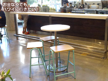 ホールフーズマーケットクイーン店ラニカイジュースのテーブルとカウンター