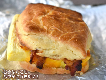 ホールフーズマーケットクイーン店の朝食メニューのベーコンエッグ&チーズ ビスケットサンドイッチ