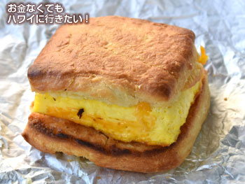 ホールフーズマーケットクイーン店の朝食メニューのエッグ&チーズ ビスケットサンドイッチ