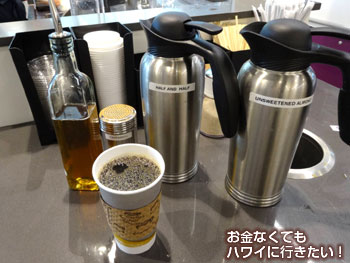 ホールフーズマーケットクイーン店のドリンク注文カウンターのミルク等