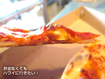 ホールフーズマーケットクイーン店のピザコーナーで買ったピザ(断面)