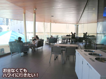ホールフーズマーケットクイーン店の「TWO TIDES BAR」2階のテラス席1