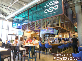 ホールフーズマーケットクイーン店の「TWO TIDES BAR」1階